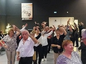 La danse en ligne fait  son retour place de la mairie